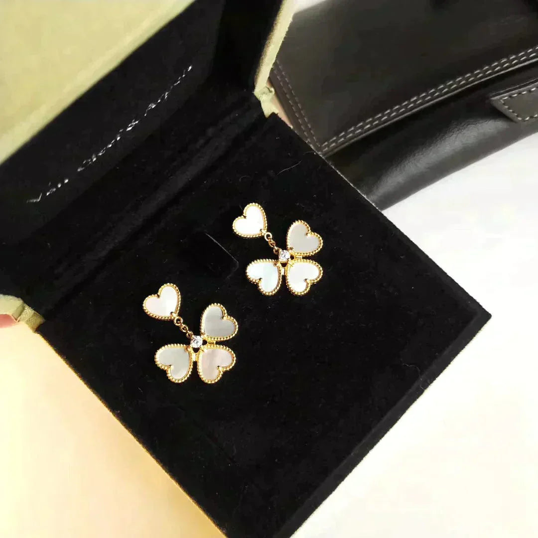 [ROSE]CLOVER SWEET WHITE MOP EARRINGS