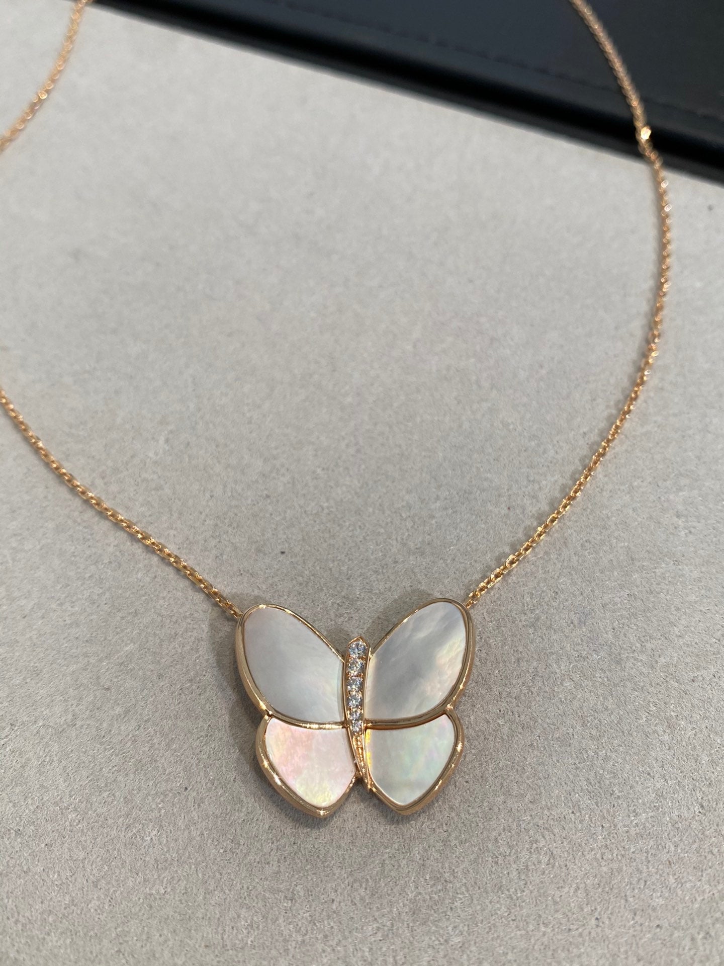 [ROSE]BUTTERFLY GOLD MOP DIAMOND NECKLACE