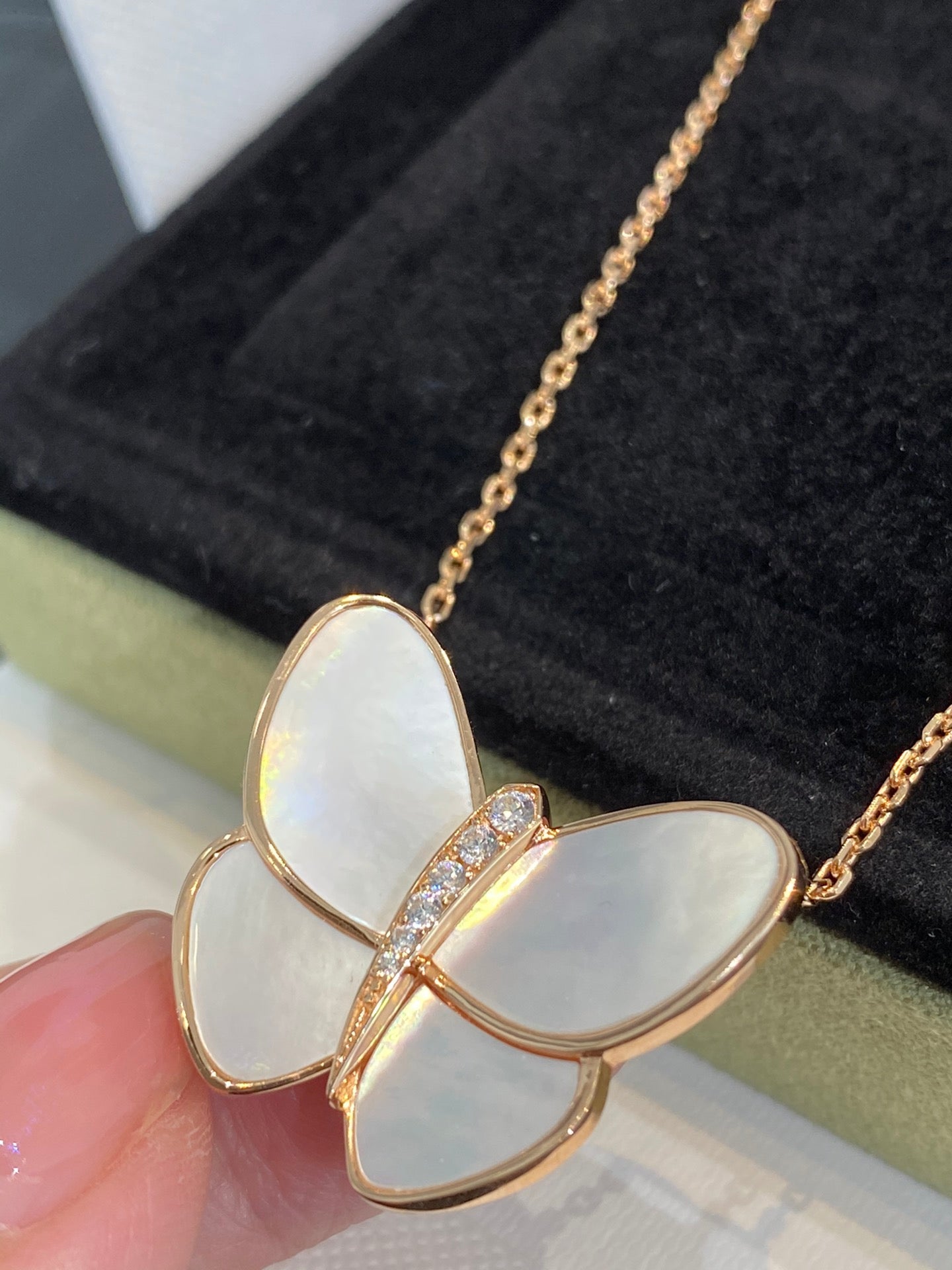 [ROSE]BUTTERFLY GOLD MOP DIAMOND NECKLACE