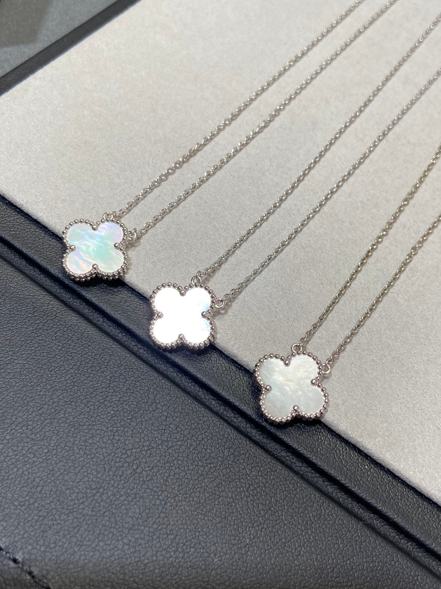 [ROSE]CLOVER MEDIUM SILVER WHITE MOP NECKLACE