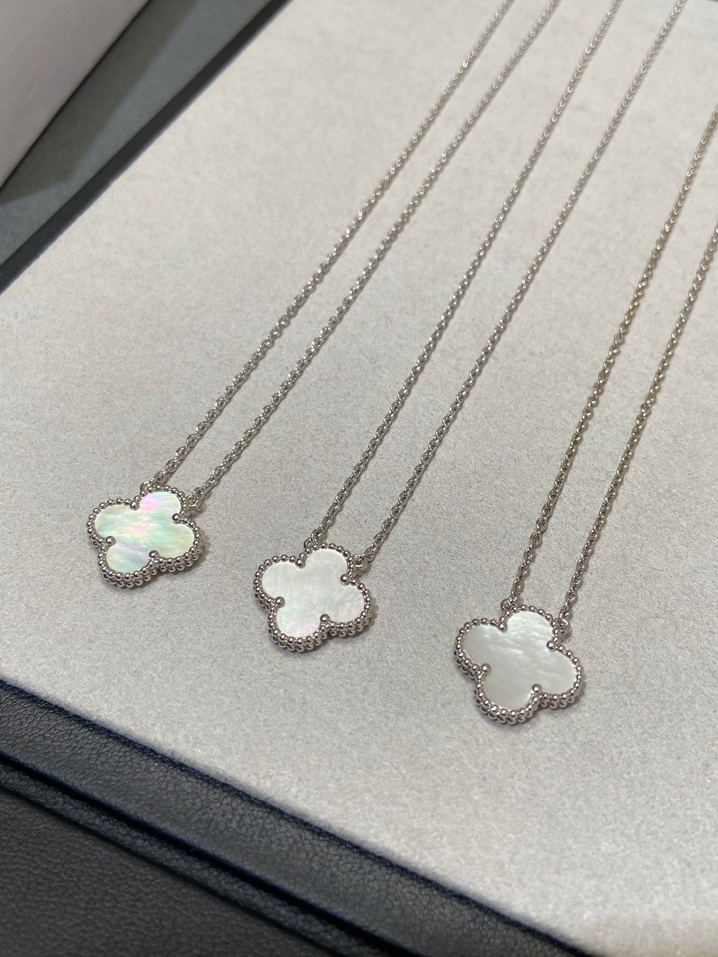 [ROSE]CLOVER MEDIUM SILVER WHITE MOP NECKLACE