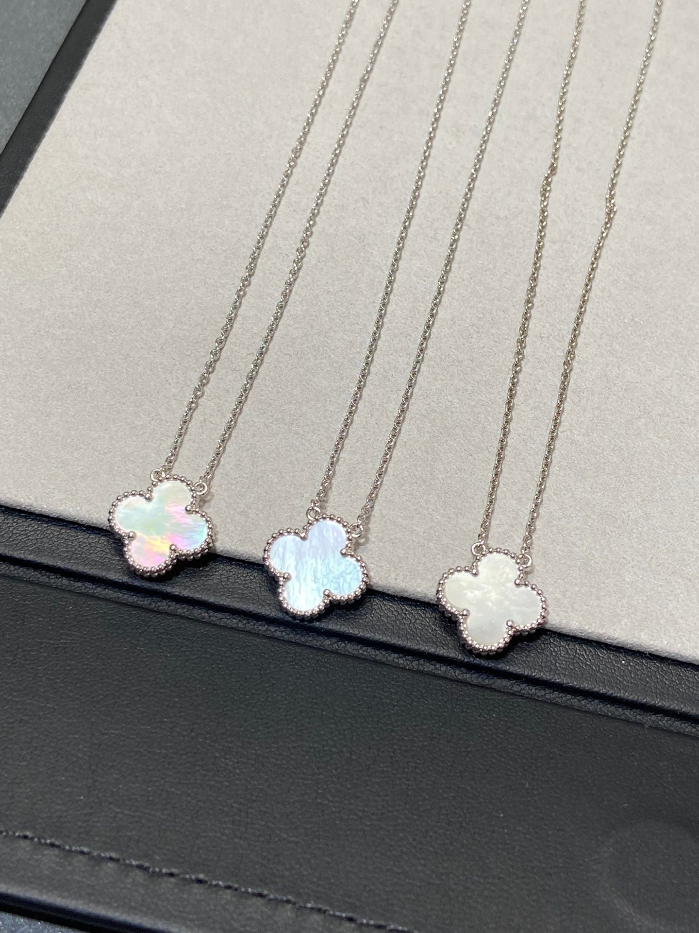 [ROSE]CLOVER MEDIUM SILVER WHITE MOP NECKLACE