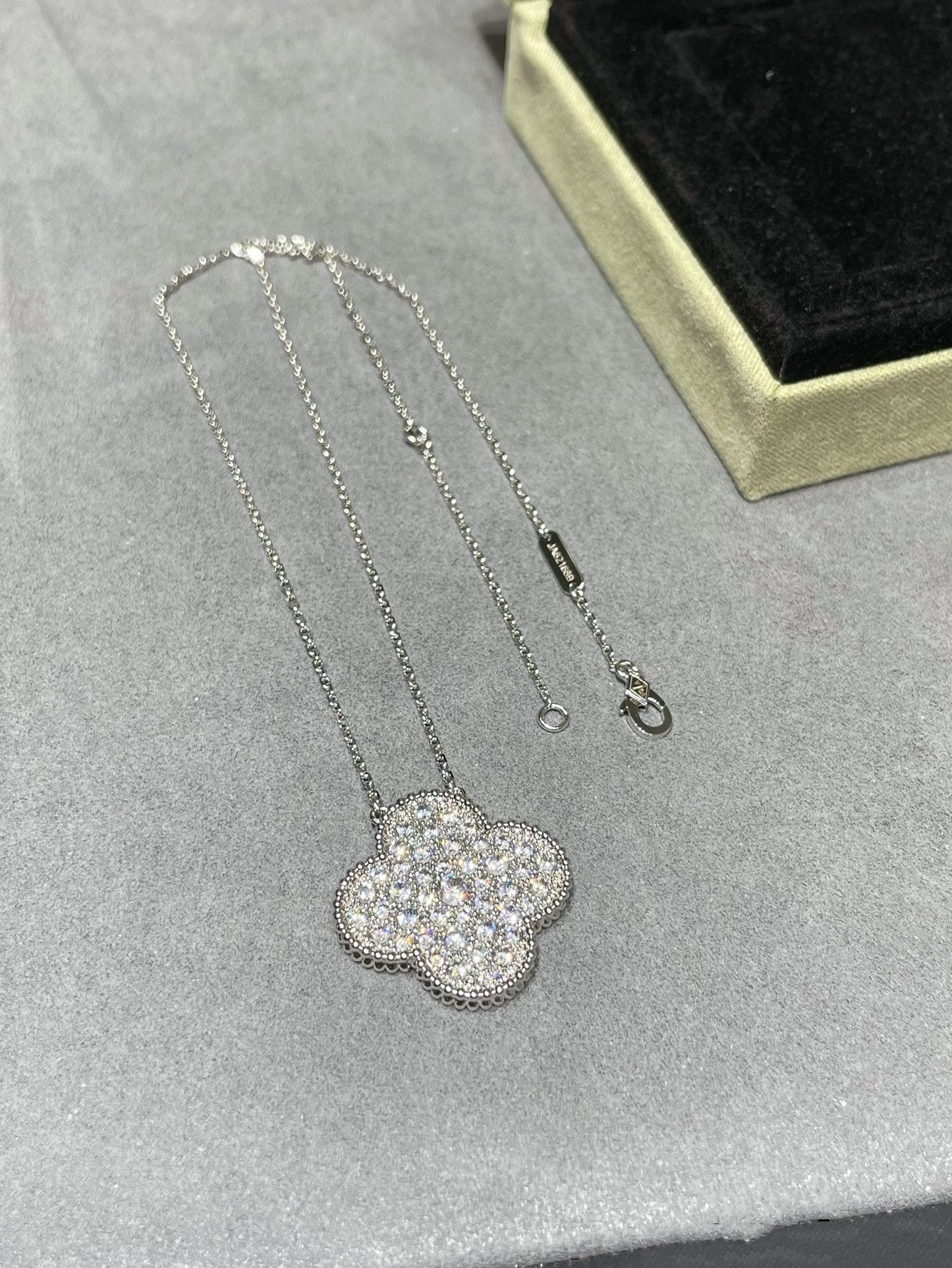 [ROSE]CLOVER 25MM LARGE PENDANT DIAMOND PAVED SILVER NECKLACE