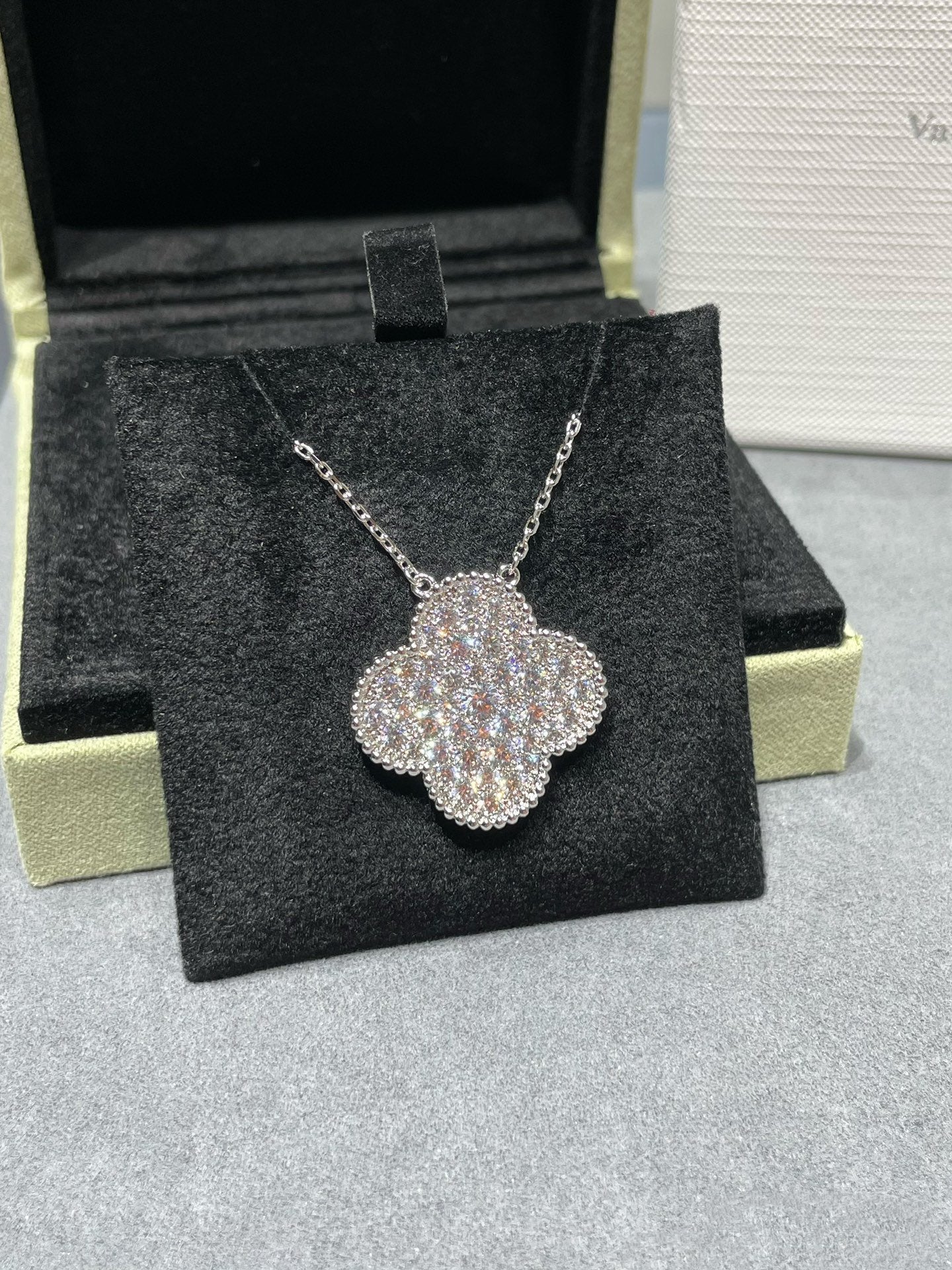 [ROSE]CLOVER 25MM LARGE PENDANT DIAMOND PAVED SILVER NECKLACE