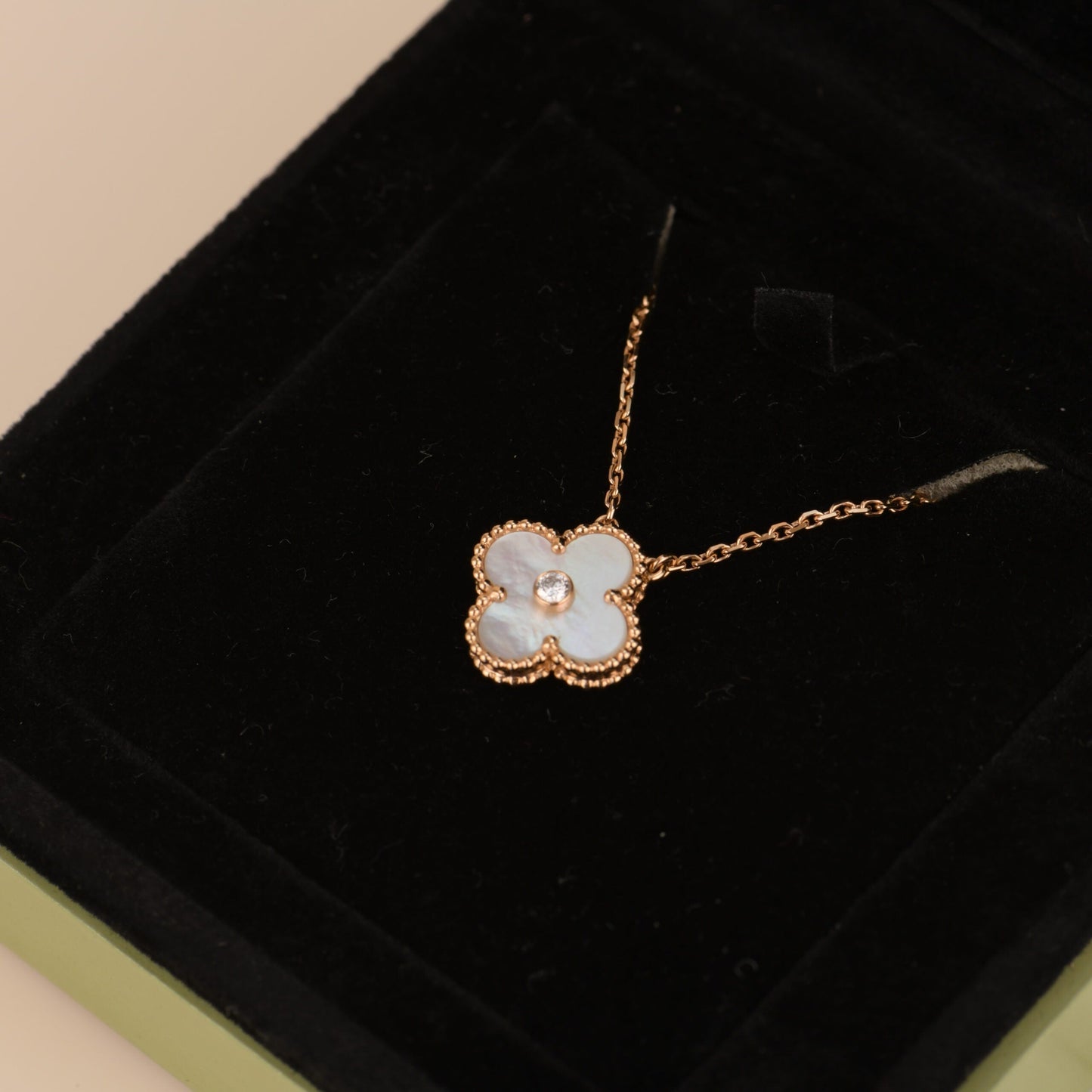 [ROSE]CLOVER 15MM DIAMOND WHITE FRITILLARIA NECKLACE