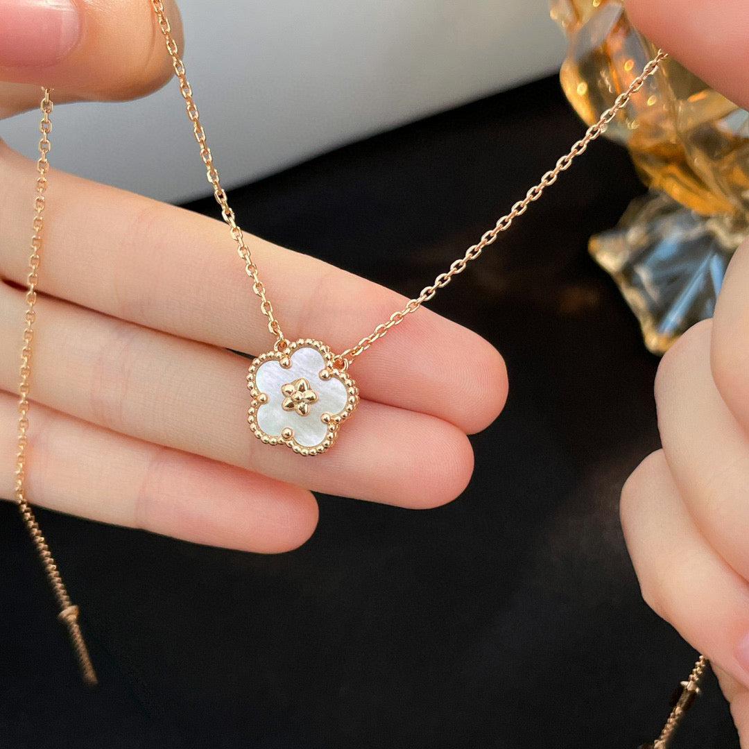 [ROSE]LUCKY  WHITE MOP  PLUM BLOSSOM NECKLACE