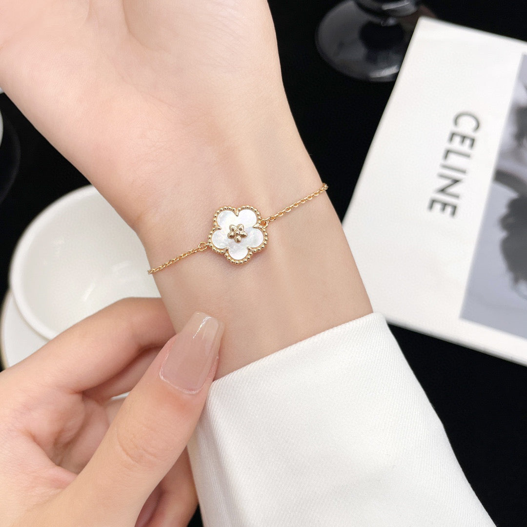 [ROSE]LUCKY WHITE MOP PLUM BLOSSOM  BRACELET