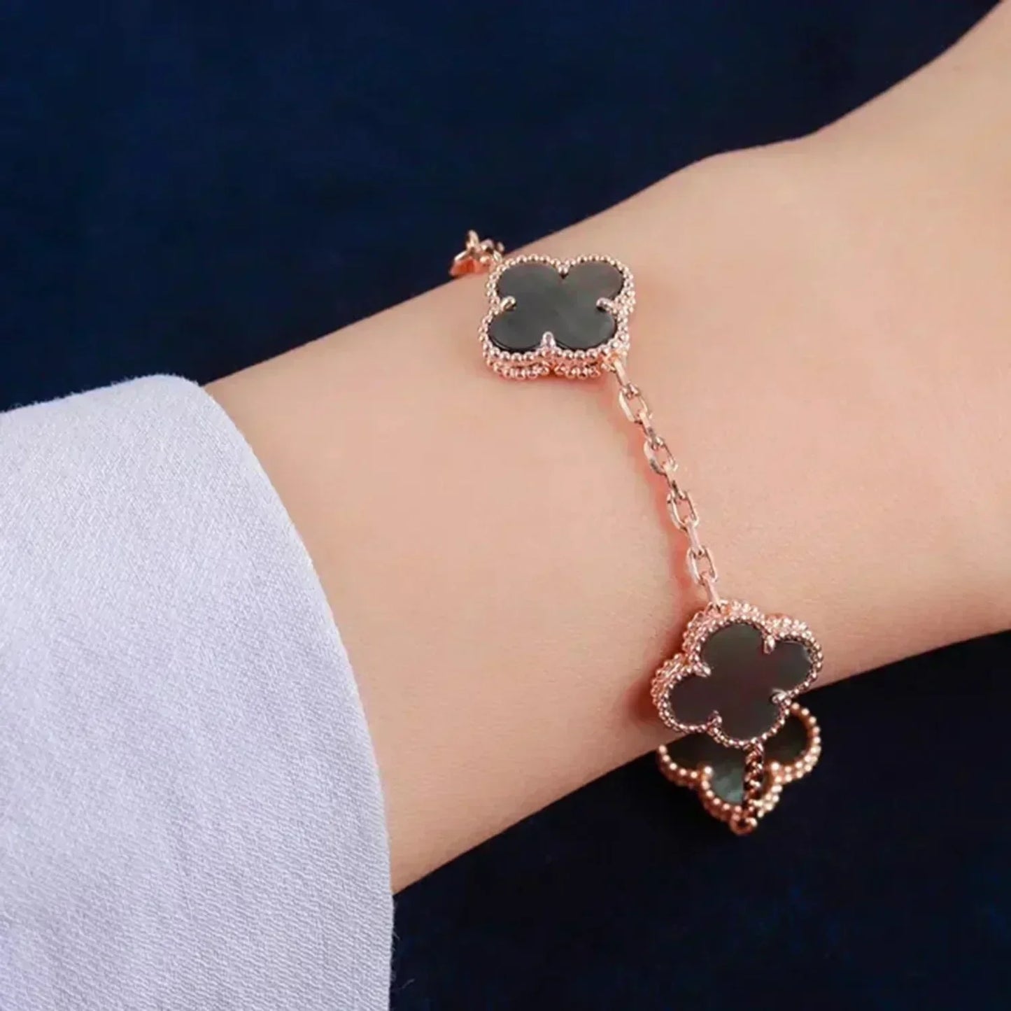 [ROSE]CLOVER 5 MOTIF GRAY MOP  BRACELET